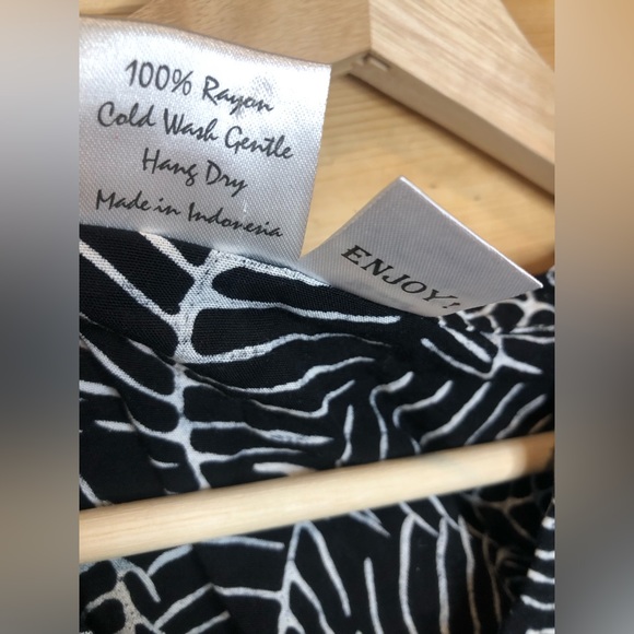 The Legendary Zamboanga || Black & White Fossil Leaf Print Blouse - Picture 10 of 10